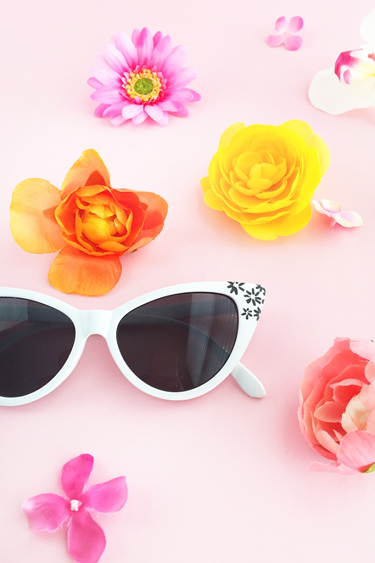 Now that the warmer (and sunnier!) weather is here, why not dress up your sunnies with this DIY Floral Sunglasses tutorial? Click through to make your own on Maritza Lisa!