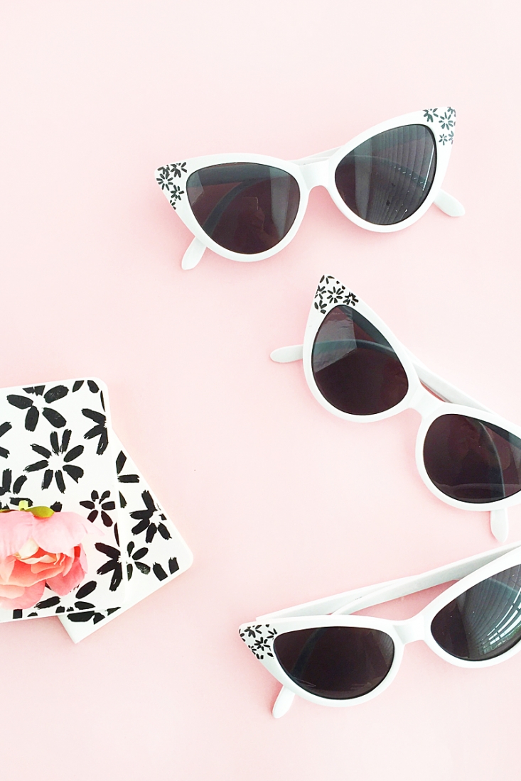 Now that the warmer (and sunnier!) weather is here, why not dress up your sunnies with this DIY Floral Sunglasses tutorial? Click through to make your own on Maritza Lisa!