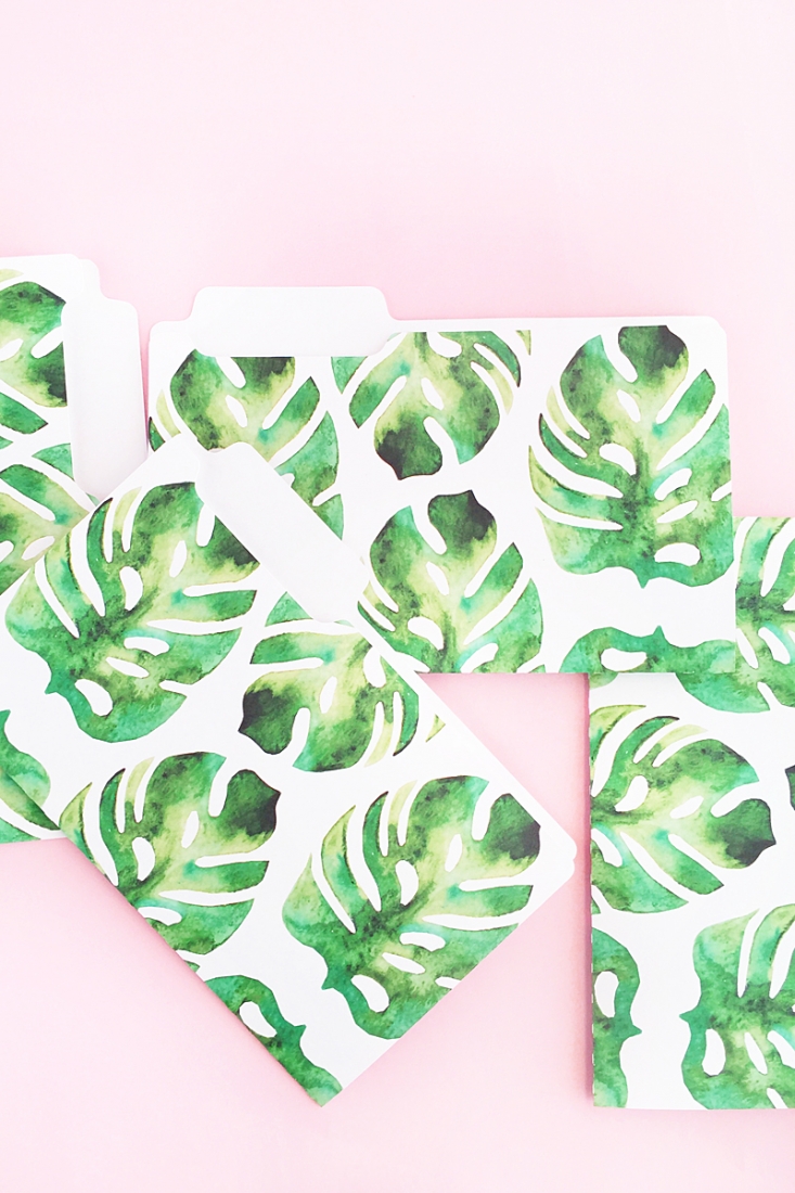 DIY Mini Tropical Folders - Create your own pretty stationery with this tutorial on Maritza Lisa. Click through to make your own!