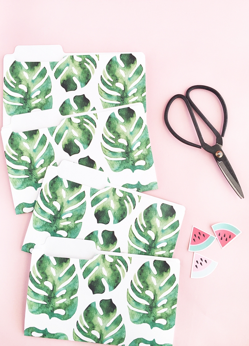 DIY Mini Tropical Folders - Create your own pretty stationery with this tutorial on Maritza Lisa. Click through to make your own!
