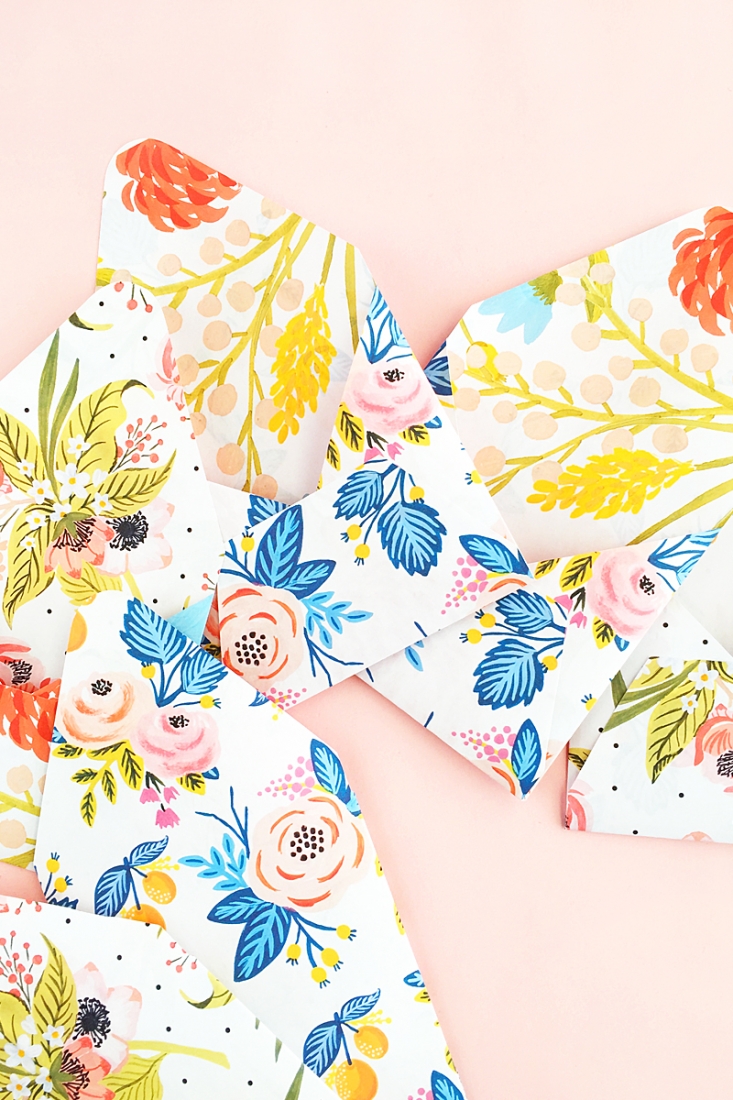 DIY Double Sided Floral Envelopes - Use your printer and these pretty florals to make your own double-sided stationery. Click through for the tutorial on Maritza Lisa!