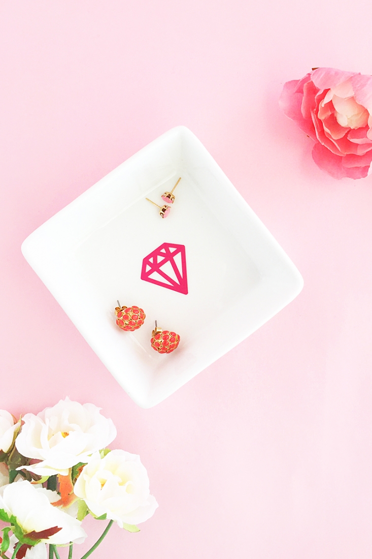 DIY Diamond Trinket Dish on Maritza Lisa - Have you tried vinyl? Here's a simple tutorial (with download) to try! Click through for the details!