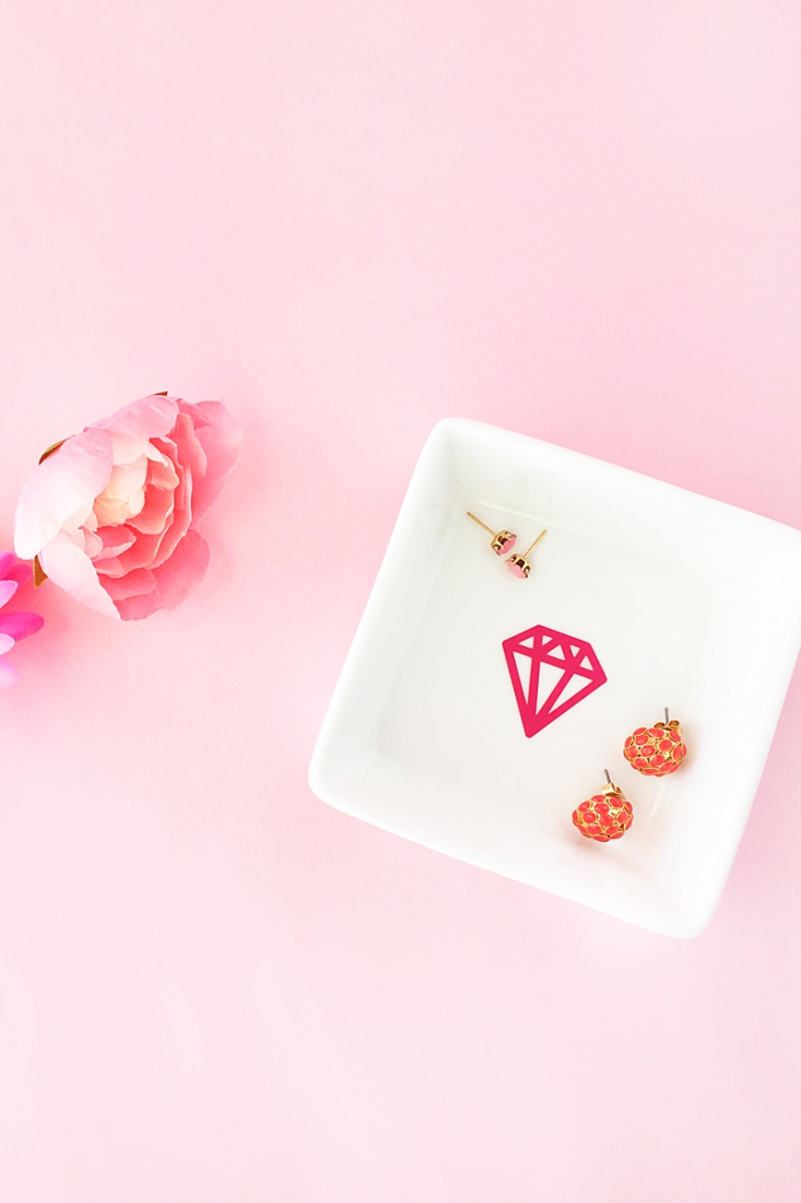 DIY Diamond Trinket Dish on Maritza Lisa - Have you tried vinyl? Here's a simple tutorial (with download) to try! Click through for the details!