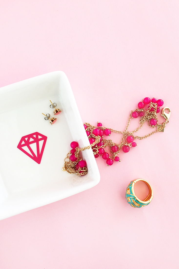 DIY Diamond Trinket Dish on Maritza Lisa - Have you tried vinyl? Here's a simple tutorial (with download) to try! Click through for the details!