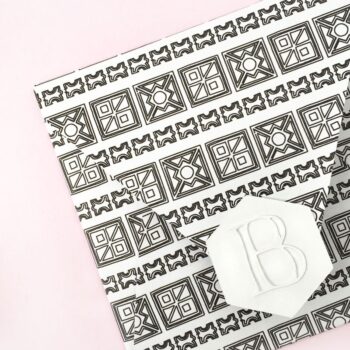 DIY Hexagon Monogrammed Seals - Maritza Lisa: These pretty little seals have a faux embossed feel to them and will look perfect on your envelopes and packages. Click through to make your own!