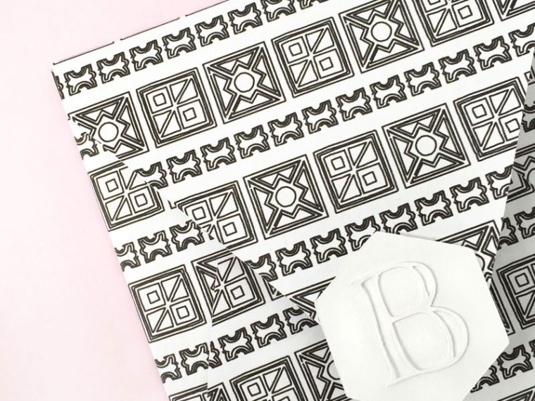 DIY Hexagon Monogrammed Seals - Maritza Lisa: These pretty little seals have a faux embossed feel to them and will look perfect on your envelopes and packages. Click through to make your own!