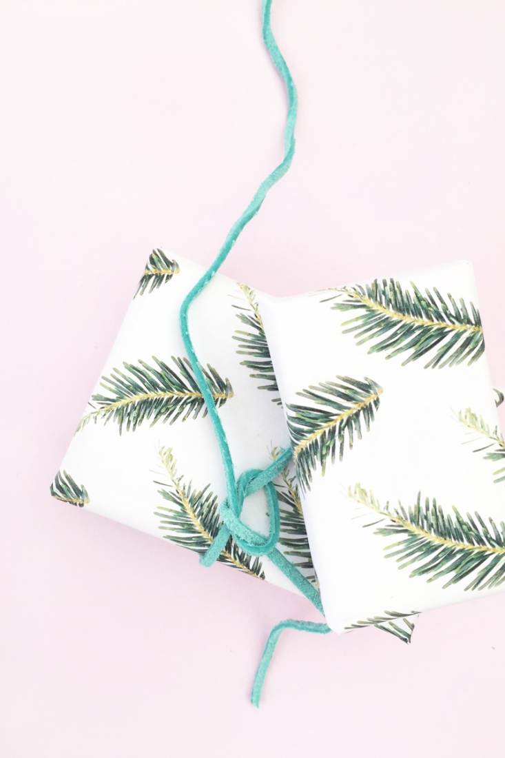 How to make your own Christmas wrapping paper with your own photos. Click through to learn more!