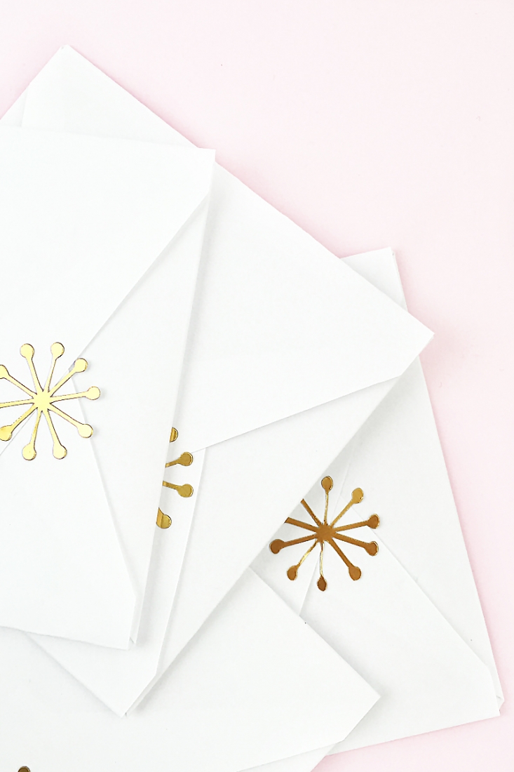 How To Make Gold Mod Snowflake Christmas Stickers: These gold foil seals are the perfect DIY for your packaging. Use this cut file to add the perfect metallic and mod flair to your holiday crafting. Click through for the tutorial...