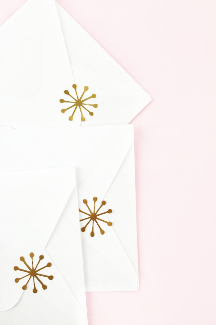 DIY Gold Mod Snowflake Christmas Stickers - Maritza Lisa: These gold foil seals are the perfect DIY for your packaging. Use this cut file to add the perfect metallic and mod flair to your holiday crafting. Click through for the tutorial...