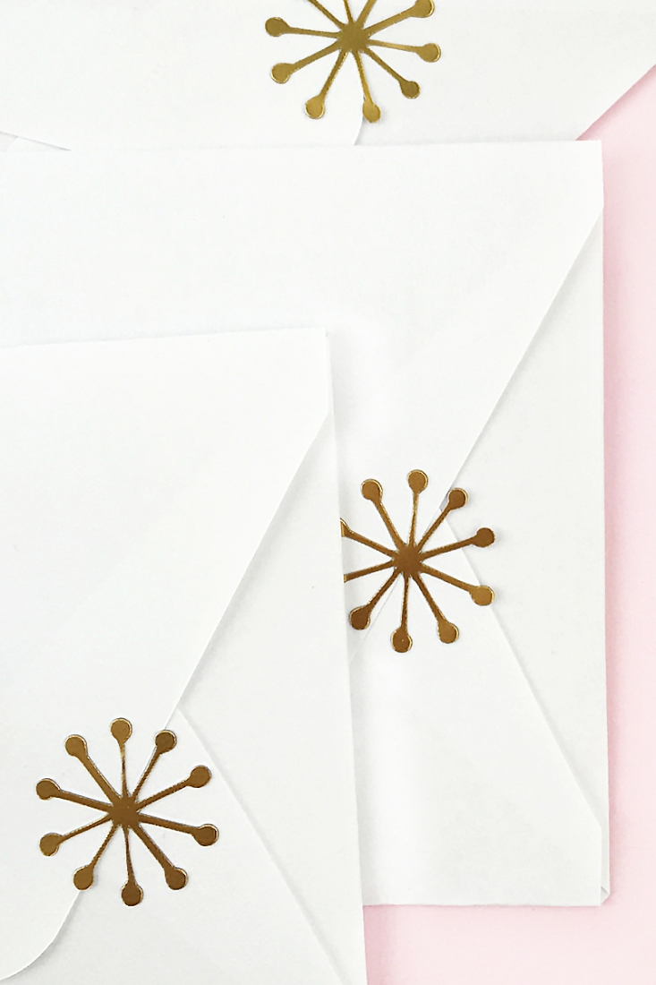 DIY Gold Mod Snowflake Christmas Stickers - Maritza Lisa: These gold foil seals are the perfect DIY for your packaging. Use this cut file to add the perfect metallic and mod flair to your holiday crafting. Click through for the tutorial...