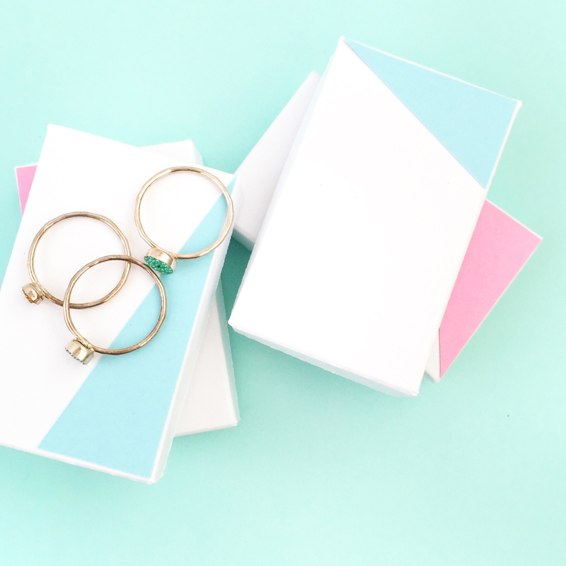 DIY Jewelry Gift Box - Maritza Lisa: Use this free download (PDF or Studio 3 cut file) to make your own Jewelry gift boxes just in time for Valentine's! Click through for the tutorial...