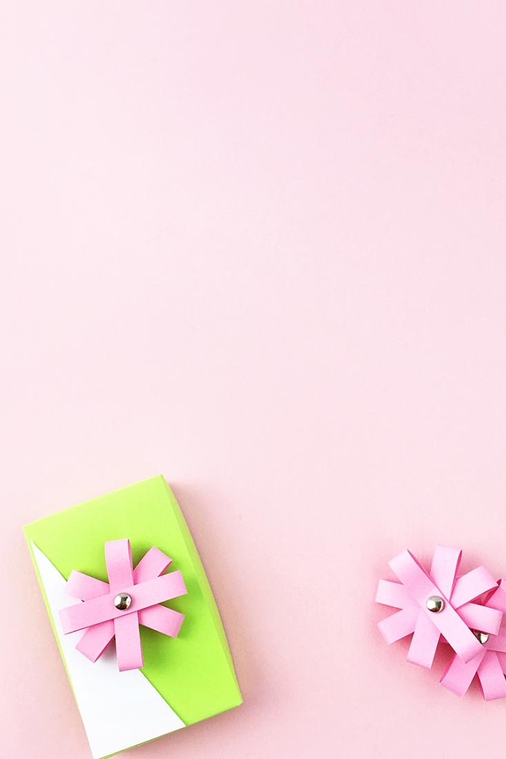 DIY Mini Paper Flower Toppers - Maritza Lisa: Create these mini paper flower toppers with a simple rectangle shape. Perfect for your pretty packages! Click though for the tutorial...