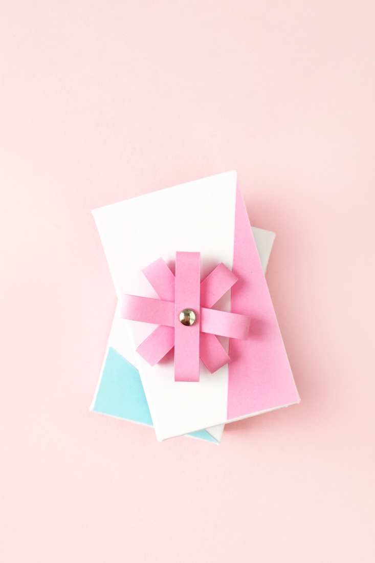 DIY Mini Paper Flower Toppers - Maritza Lisa: Create these mini paper flower toppers with a simple rectangle shape. Perfect for your pretty packages! Click though for the tutorial...