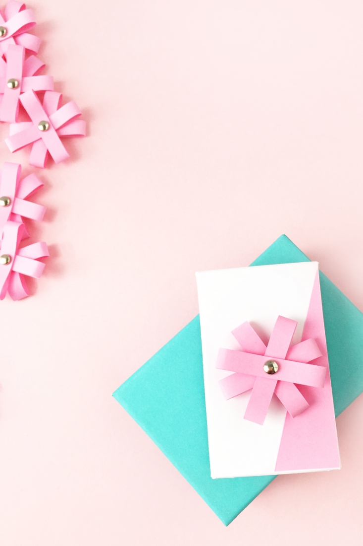 DIY Mini Paper Flower Toppers - Maritza Lisa: Create these mini paper flower toppers with a simple rectangle shape. Perfect for your pretty packages! Click though for the tutorial...