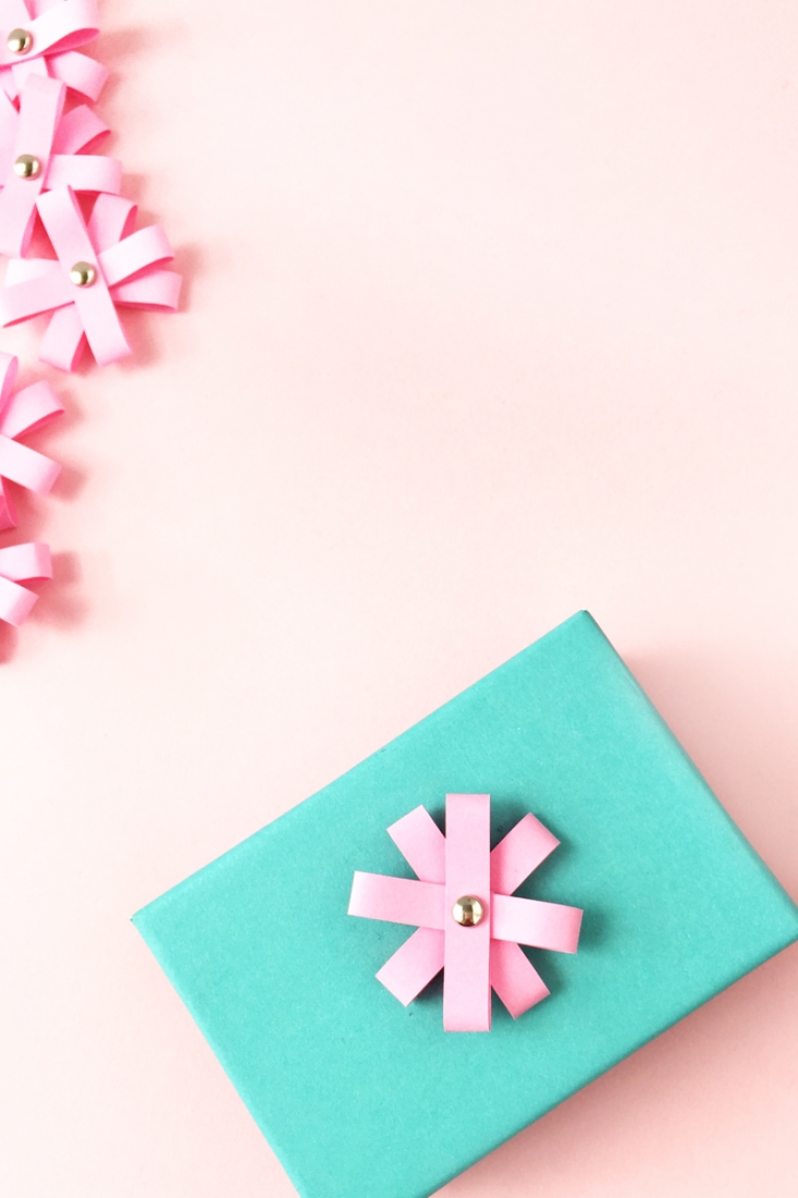 DIY Mini Paper Flower Toppers - Maritza Lisa: Create these mini paper flower toppers with a simple rectangle shape. Perfect for your pretty packages! Click though for the tutorial...