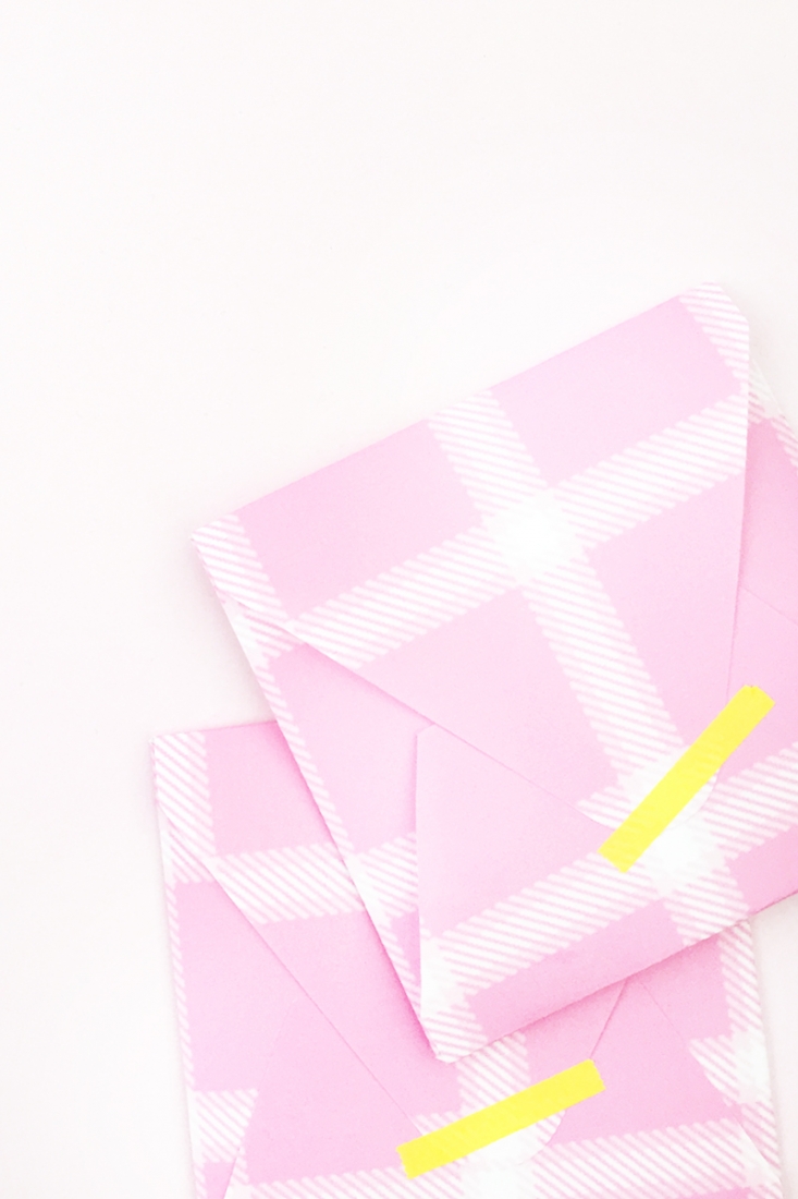 DIY Pink Plaid Envelopes - Maritza Lisa: Create your own plaid pattern with this free tool and use it to create your own stationery. Click through for the tutorial.