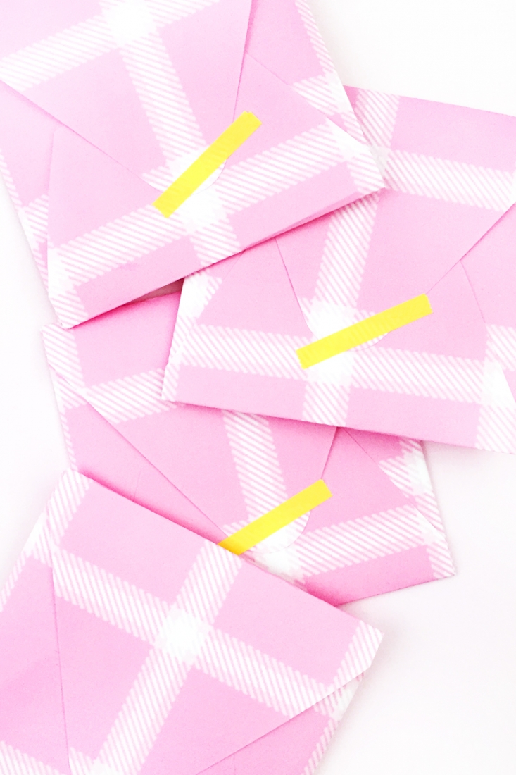 DIY Pink Plaid Envelopes - Maritza Lisa: Create your own plaid pattern with this free tool and use it to create your own stationery. Click through for the tutorial.