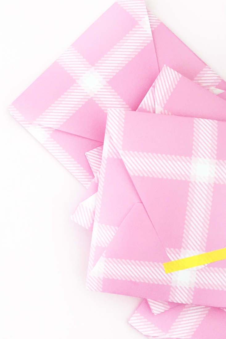 DIY Pink Plaid Envelopes - Maritza Lisa: Create your own plaid pattern with this free tool and use it to create your own stationery. Click through for the tutorial.