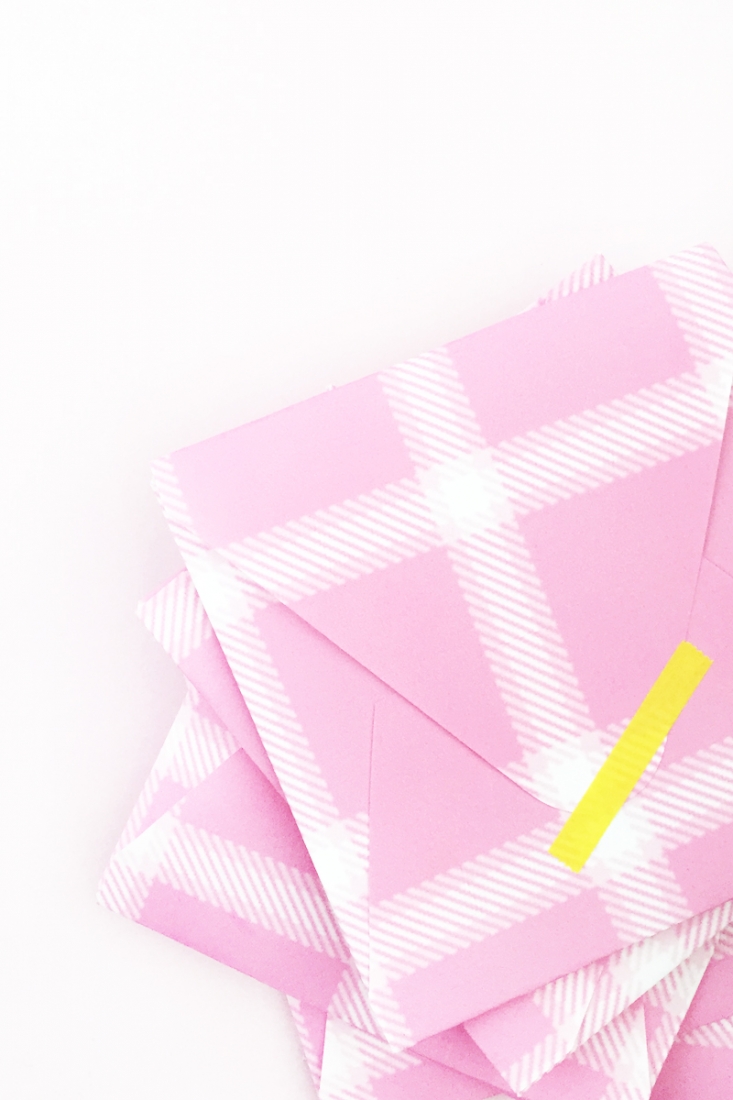 DIY Pink Plaid Envelopes - Maritza Lisa: Create your own plaid pattern with this free tool and use it to create your own stationery. Click through for the tutorial.