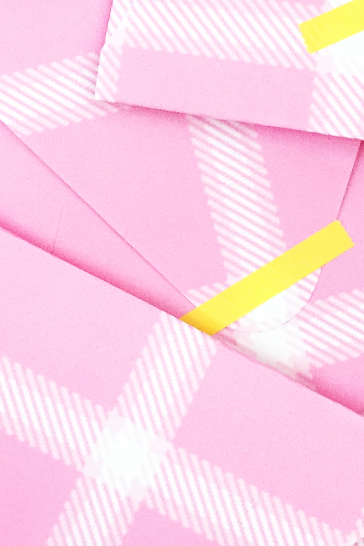 DIY Pink Plaid Envelopes - Maritza Lisa: Create your own plaid pattern with this free tool and use it to create your own stationery. Click through for the tutorial.