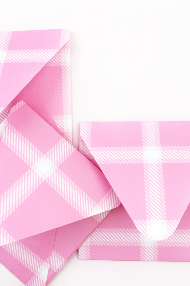 DIY Pink Plaid Envelopes - Maritza Lisa: Create your own plaid pattern with this free tool and use it to create your own stationery. Click through for the tutorial.