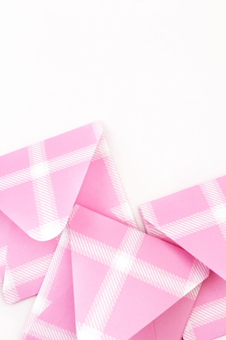 DIY Pink Plaid Envelopes - Maritza Lisa: Create your own plaid pattern with this free tool and use it to create your own stationery. Click through for the tutorial.