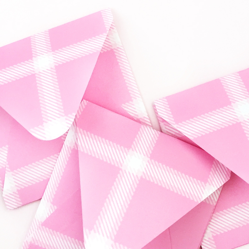 DIY Pink Plaid Envelopes - Maritza Lisa: Create your own plaid pattern with this free tool and use it to create your own stationery. Click through for the tutorial.