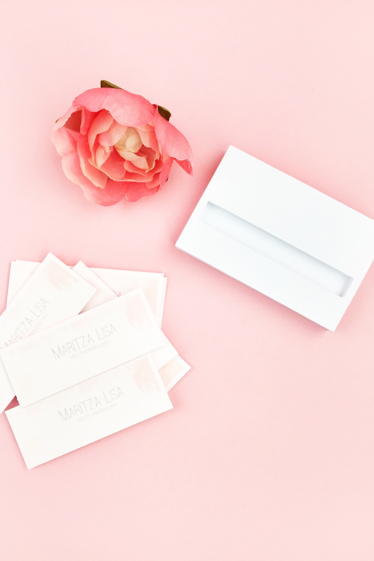 DIY Business Card Holder - Maritza Lisa: This business card holder is a minimal and easy paper craft. A perfect accessory for your desk! Click through for the tutorial...