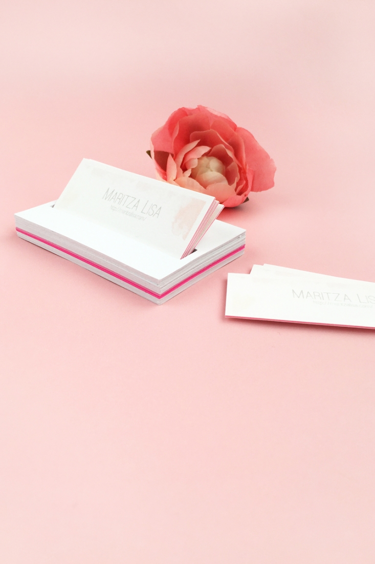 DIY Business Card Holder - Maritza Lisa: This business card holder is a minimal and easy paper craft. A perfect accessory for your desk! Click through for the tutorial...