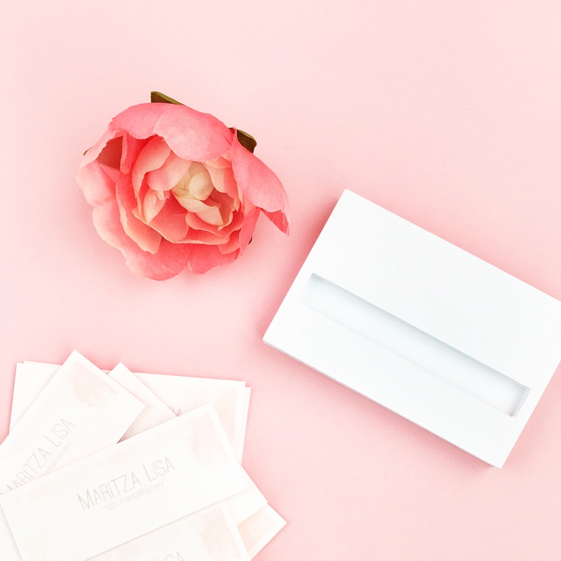 DIY Business Card Holder - Maritza Lisa: This business card holder is a minimal and easy paper craft. A perfect accessory for your desk! Click through for the tutorial...