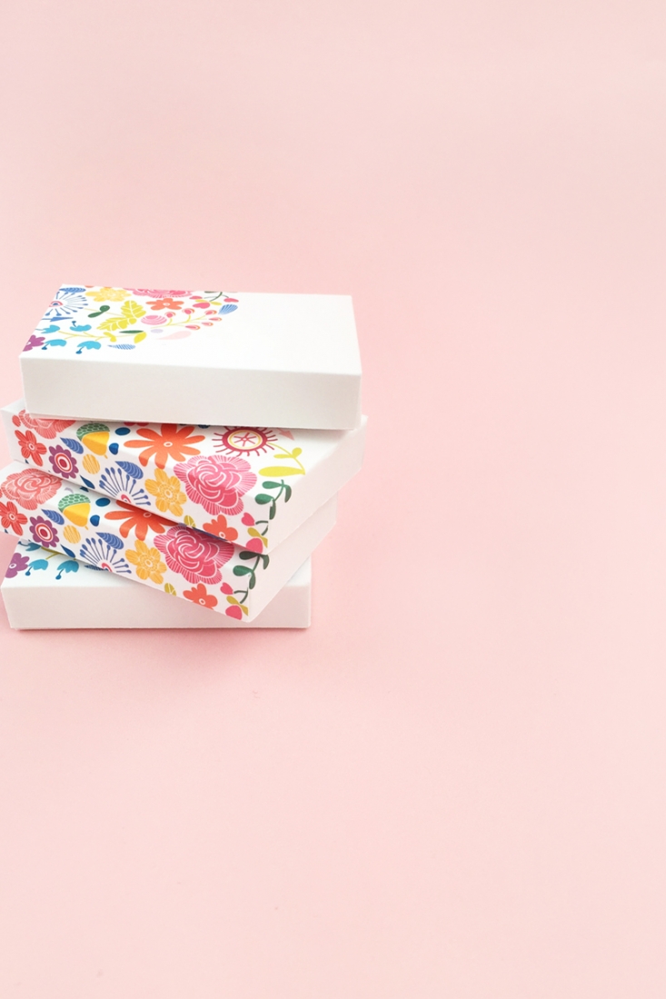 DIY Floral Gift Boxes - Maritza Lisa: Decorate your gift boxes with these gorgeous floral graphics. Box template available for download...click through for tutorial