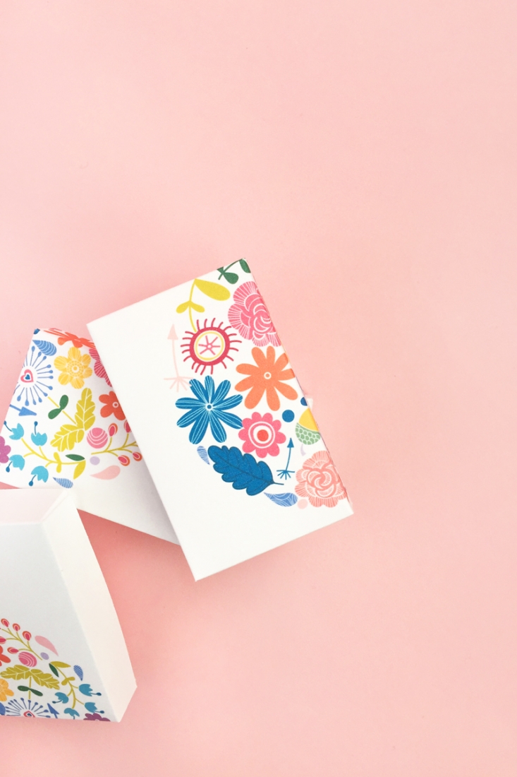 DIY Floral Gift Boxes - Maritza Lisa: Decorate your gift boxes with these gorgeous floral graphics. Box template available for download...click through for tutorial