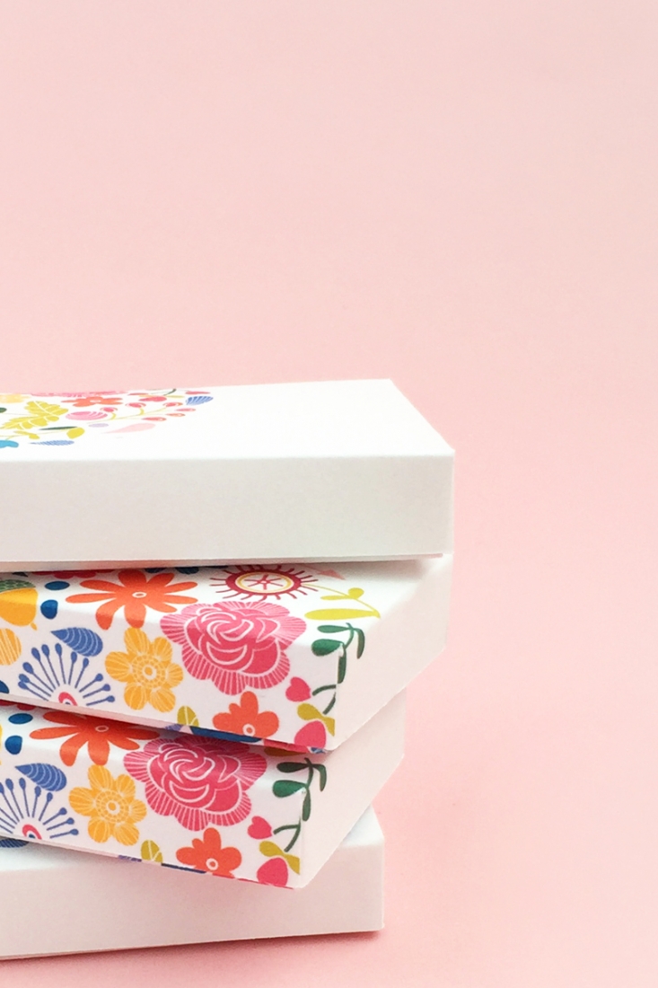 DIY Floral Gift Boxes - Maritza Lisa: Decorate your gift boxes with these gorgeous floral graphics. Box template available for download...click through for tutorial