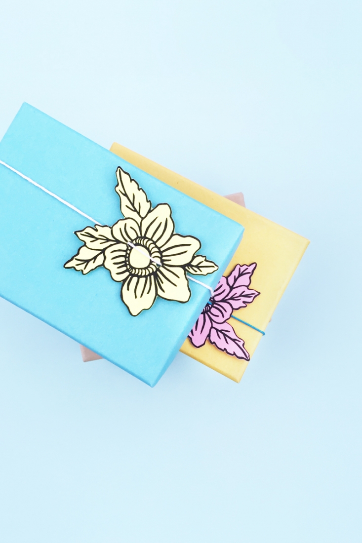 DIY Floral Gift Toppers - Maritza Lisa: Create your own pretty paper floral gift toppers with this quick and easy tutorial. Click through to make your own...