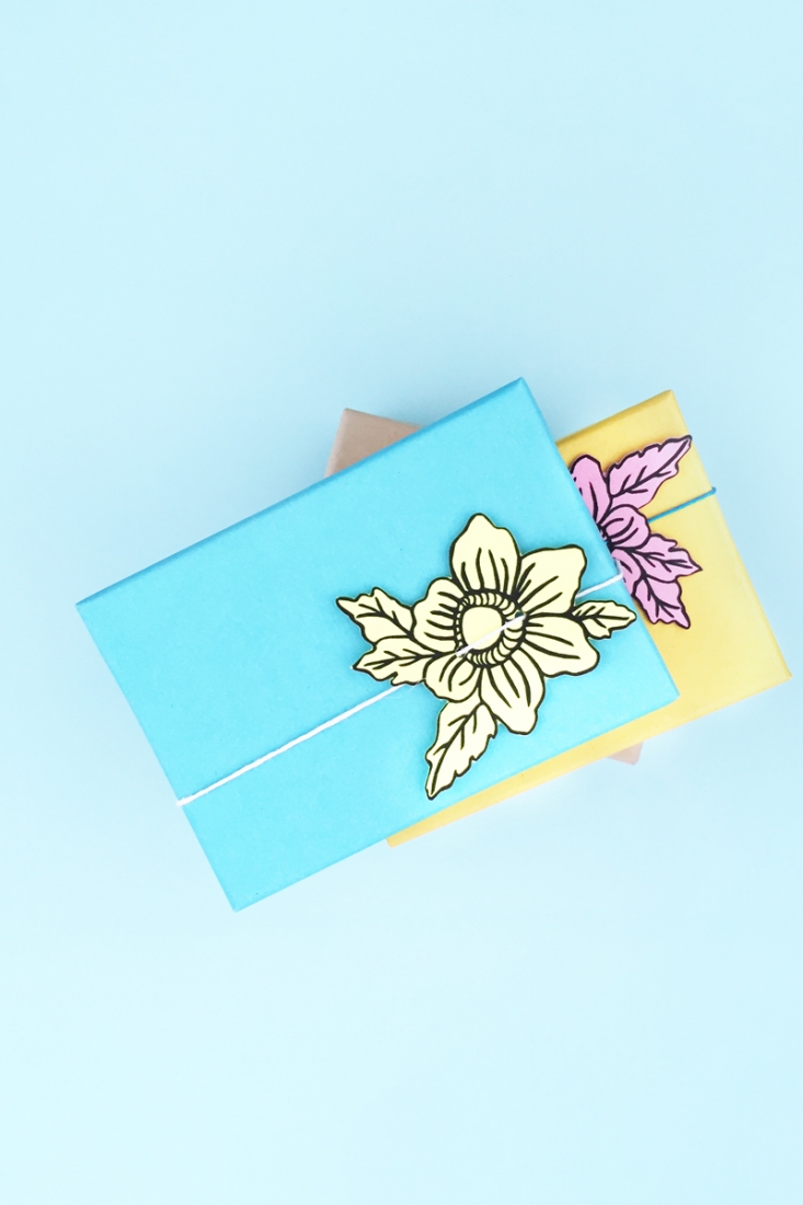 DIY Floral Gift Toppers - Maritza Lisa: Create your own pretty paper floral gift toppers with this quick and easy tutorial. Click through to make your own...