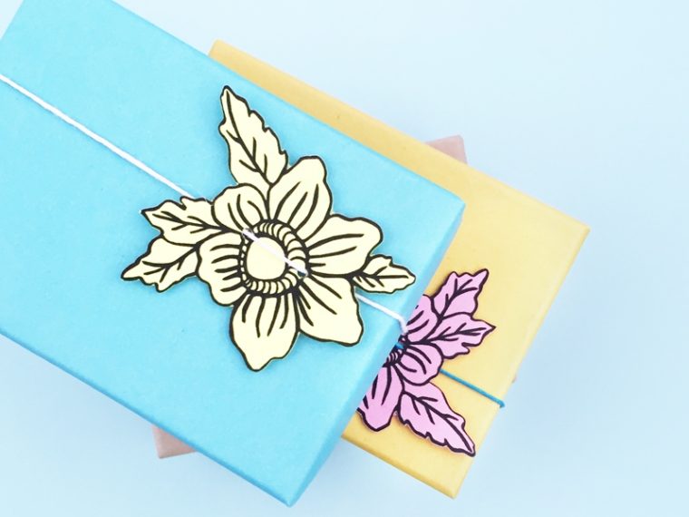 DIY Floral Gift Toppers - Maritza Lisa: Create your own pretty paper floral gift toppers with this quick and easy tutorial. Click through to make your own...