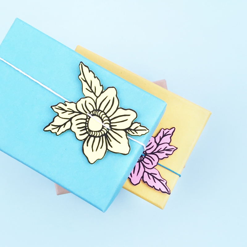 DIY Floral Gift Toppers - Maritza Lisa: Create your own pretty paper floral gift toppers with this quick and easy tutorial. Click through to make your own...