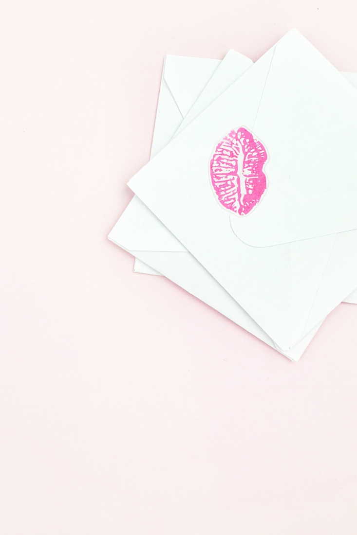 DIY Kissy Lips Seals - Maritza Lisa: Seal your envelopes with a kiss this Valentines with clear sticker paper. Click through for the tutorial...