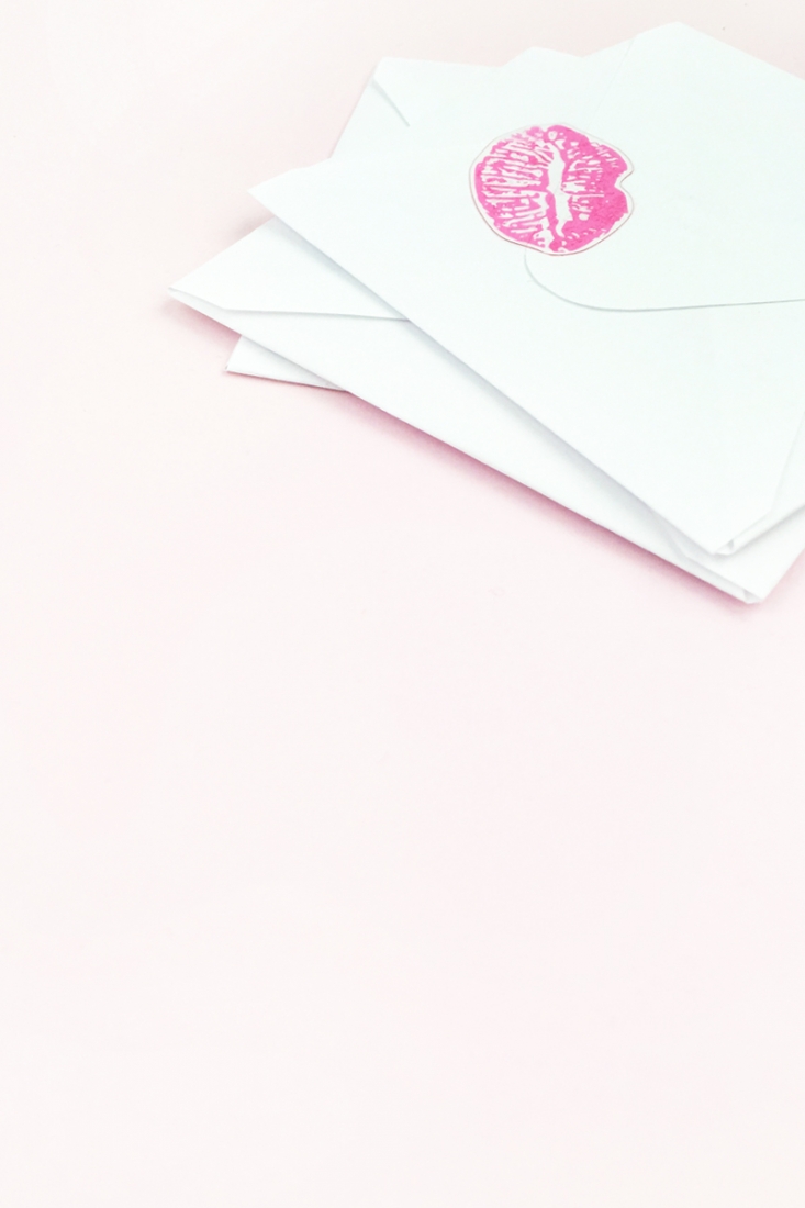 DIY Kissy Lips Seals - Maritza Lisa: Seal your envelopes with a kiss this Valentine's with clear sticker paper. Click through for the tutorial...
