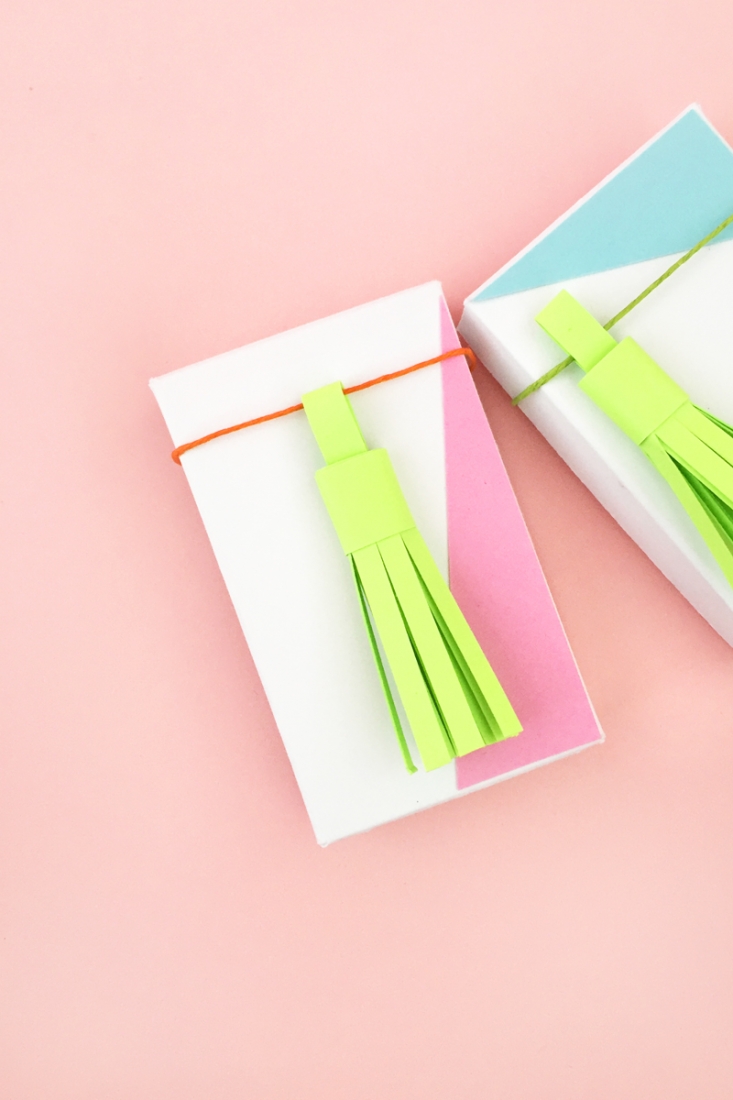 DIY Paper Tassels - Maritza Lisa: In this tutorial, I show you how you can draw and make your own paper tassels. Click through to make your own...