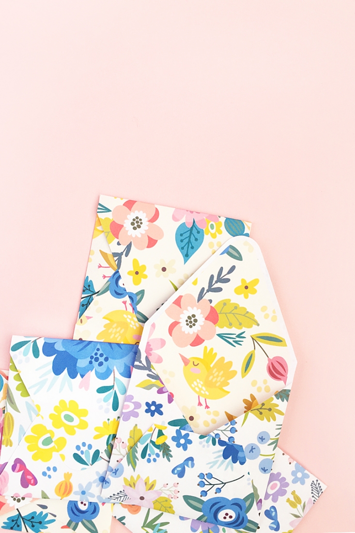 DIY Floral Envelopes and Liners on Maritza Lisa - Update your stationery collection for spring with these pretty floral envelopes and liners. Click through to make your own