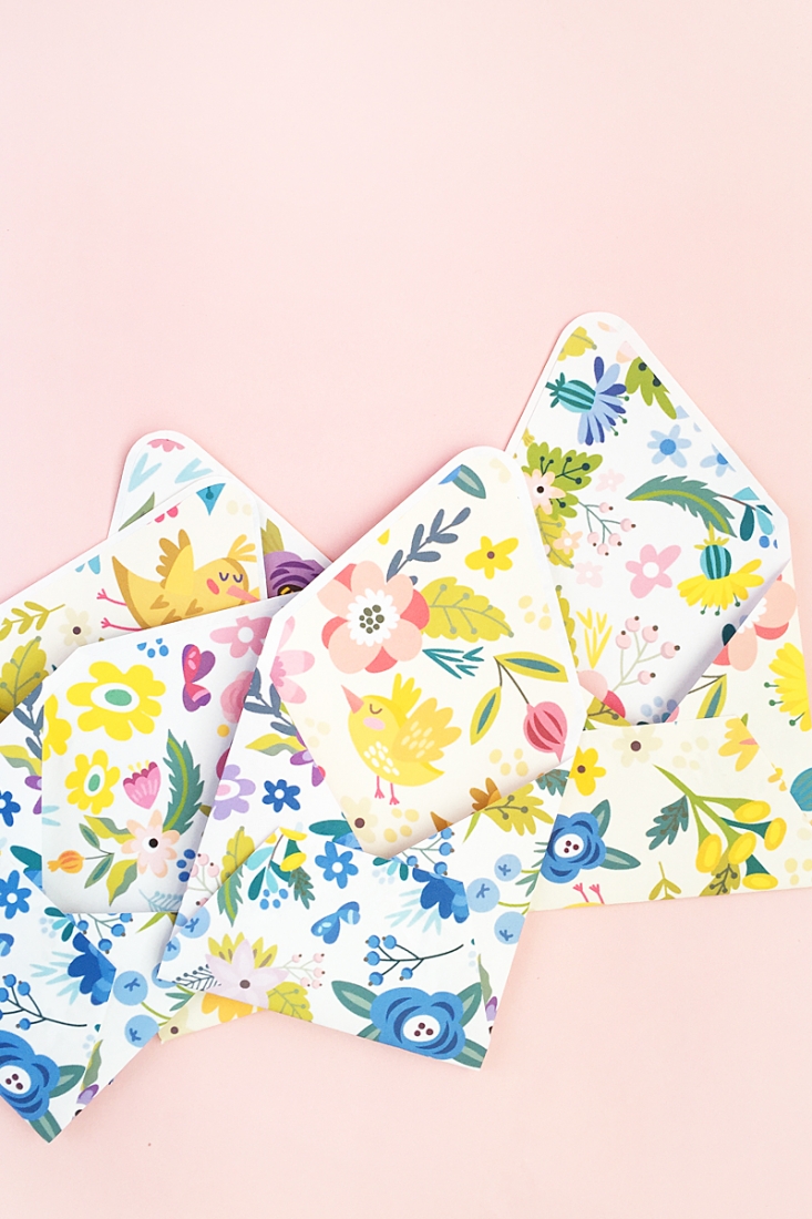 DIY Floral Envelopes and Liners on Maritza Lisa - Update your stationery collection for spring with these pretty floral envelopes and liners. Click through to make your own