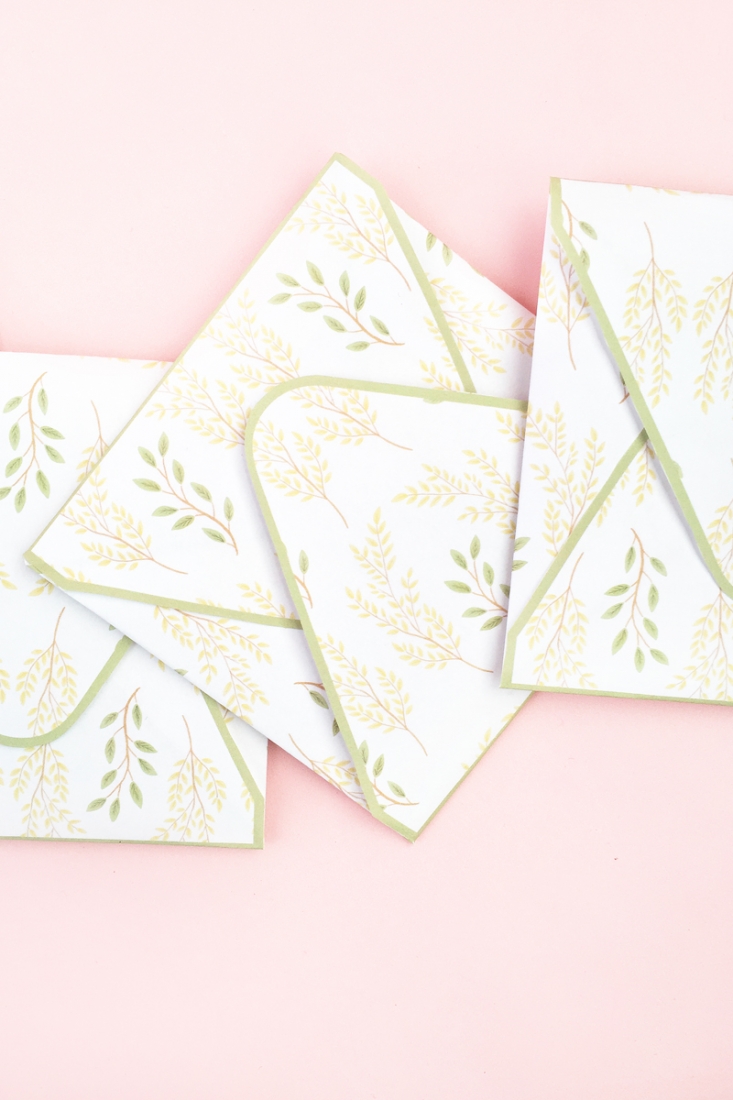 DIY Leaf Patterned Envelopes - Maritza Lisa: Create your own leaf patterned stationery with Silhouette Studio. Click through for tutorial!