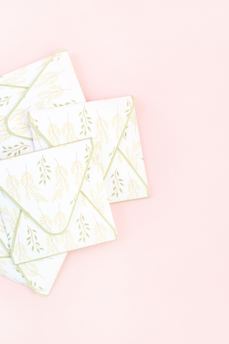 DIY Leaf Patterned Envelopes - Maritza Lisa: Create your own leaf patterned stationery with Silhouette Studio. Click through for tutorial!