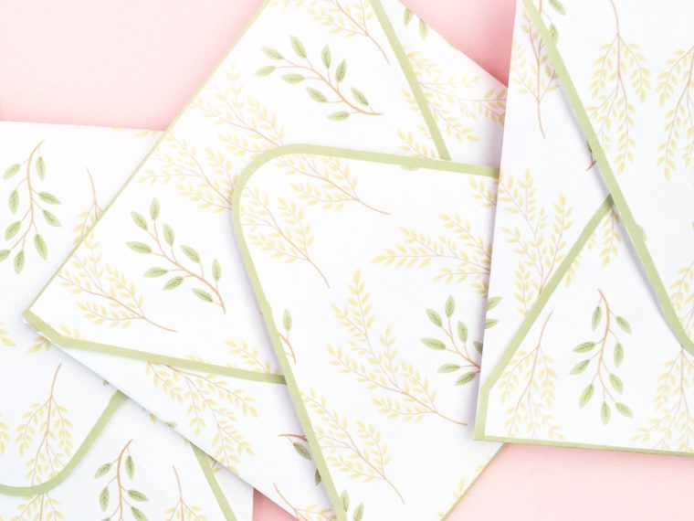 DIY Leaf Patterned Envelopes - Maritza Lisa: Create your own leaf patterned stationery with Silhouette Studio. Click through for tutorial!