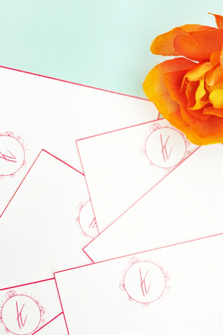DIY Floral Monogrammed Notecards on Maritza Lisa - Make your own pretty monogrammed stationery with this step-by-step tutorial. Click through to make your own!