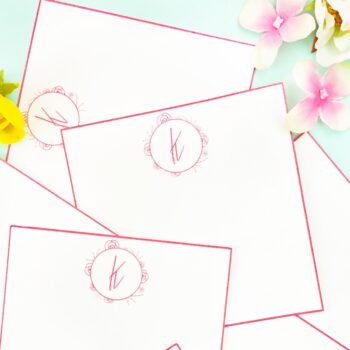 DIY Floral Monogrammed Notecards on Maritza Lisa - Make your own pretty monogrammed stationery with this step-by-step tutorial. Click through to make your own!