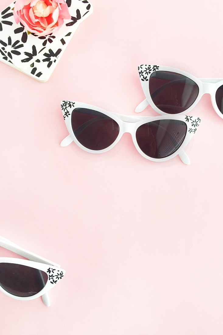 Now that the warmer (and sunnier!) weather is here, why not dress up your sunnies with this DIY Floral Sunglasses tutorial? Click through to make your own on Maritza Lisa!