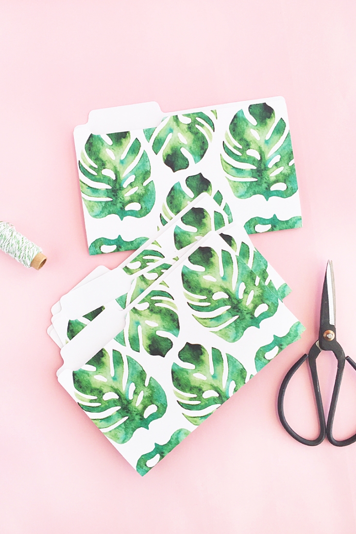 DIY Mini Tropical Folders - Create your own pretty stationery with this tutorial on Maritza Lisa. Click through to make your own!