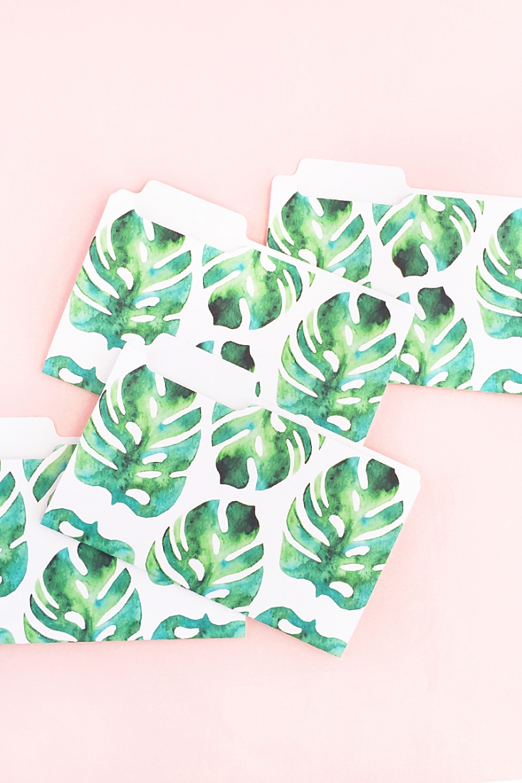 DIY Mini Tropical Folders - Create your own pretty stationery with this tutorial on Maritza Lisa. Click through to make your own!